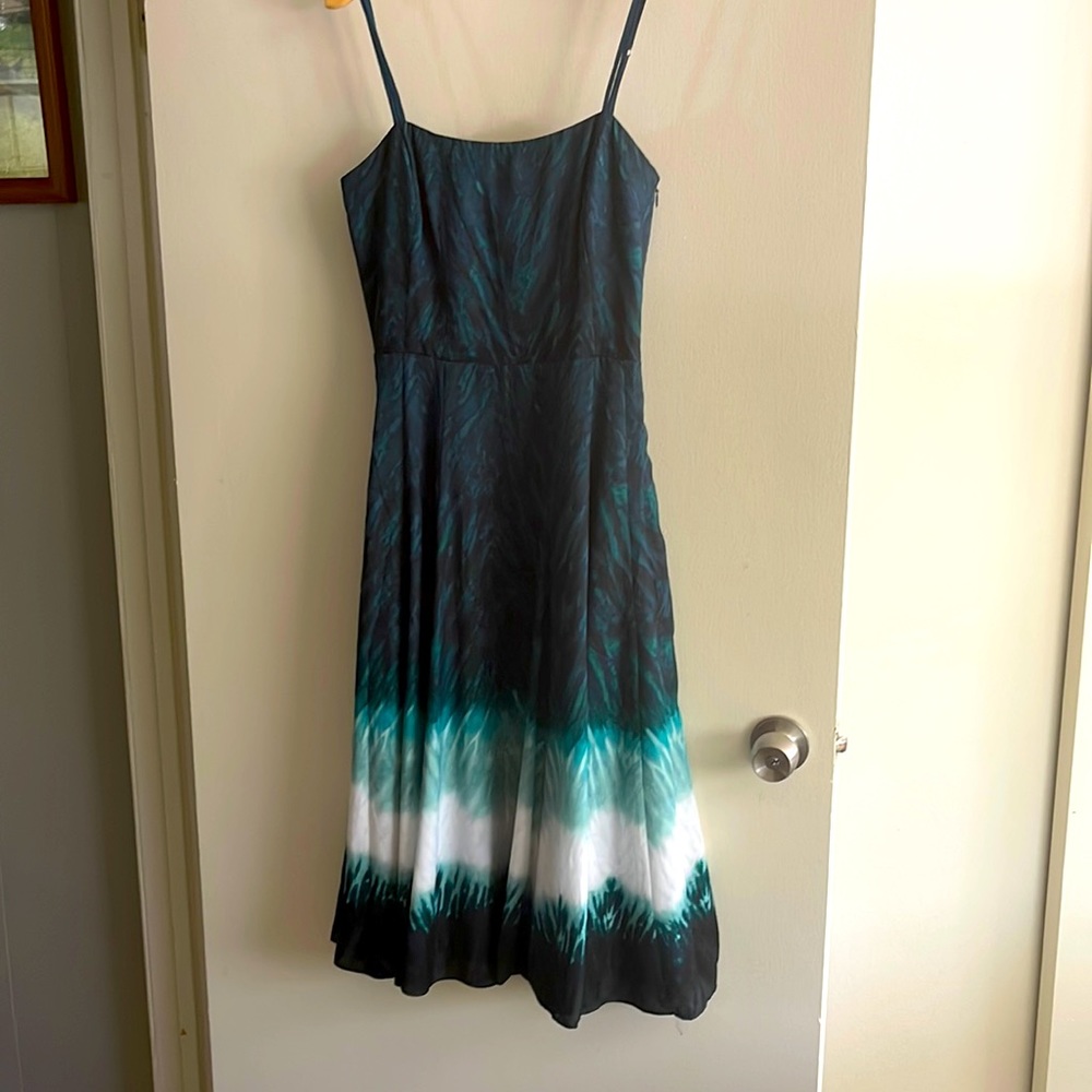 Beautiful White House black market midi dress. EUC